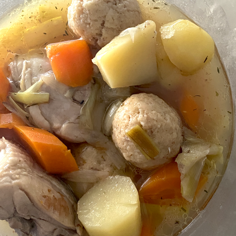 Bouillon de poulet aux Kneidlers